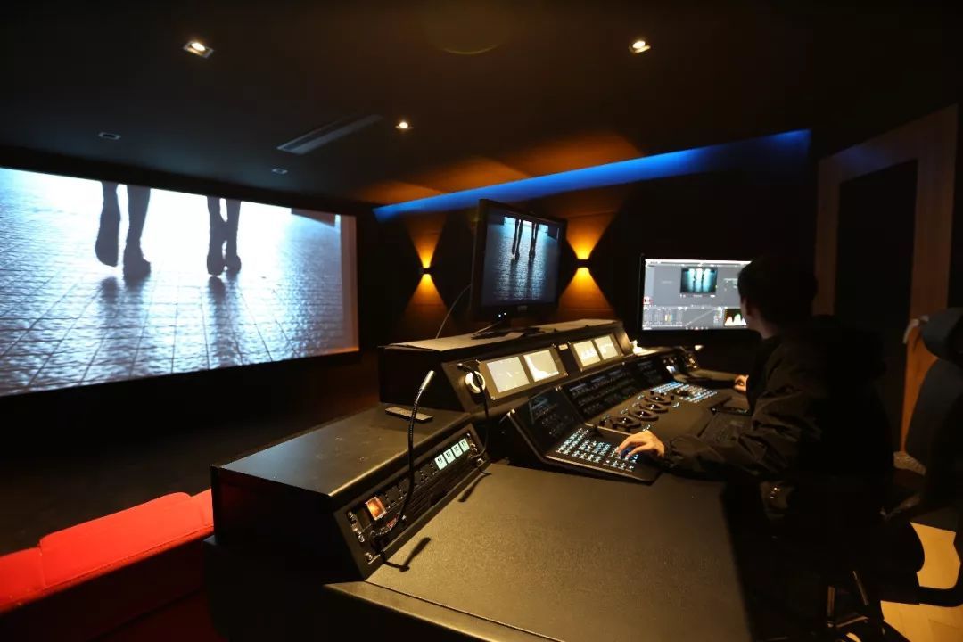 RGBworks Studio 以DaVinci Resolve及專業(yè)調色臺為核心，打造高端調色系統(tǒng)與電影制作生態(tài)